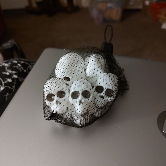 Bag Of 5 Mini Plastic Skulls Halloween Decor Cake Topper Toys Figurines Favors - Picture 2 of 7